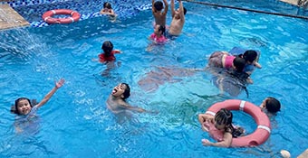 kid-playing-movable-pool-floor